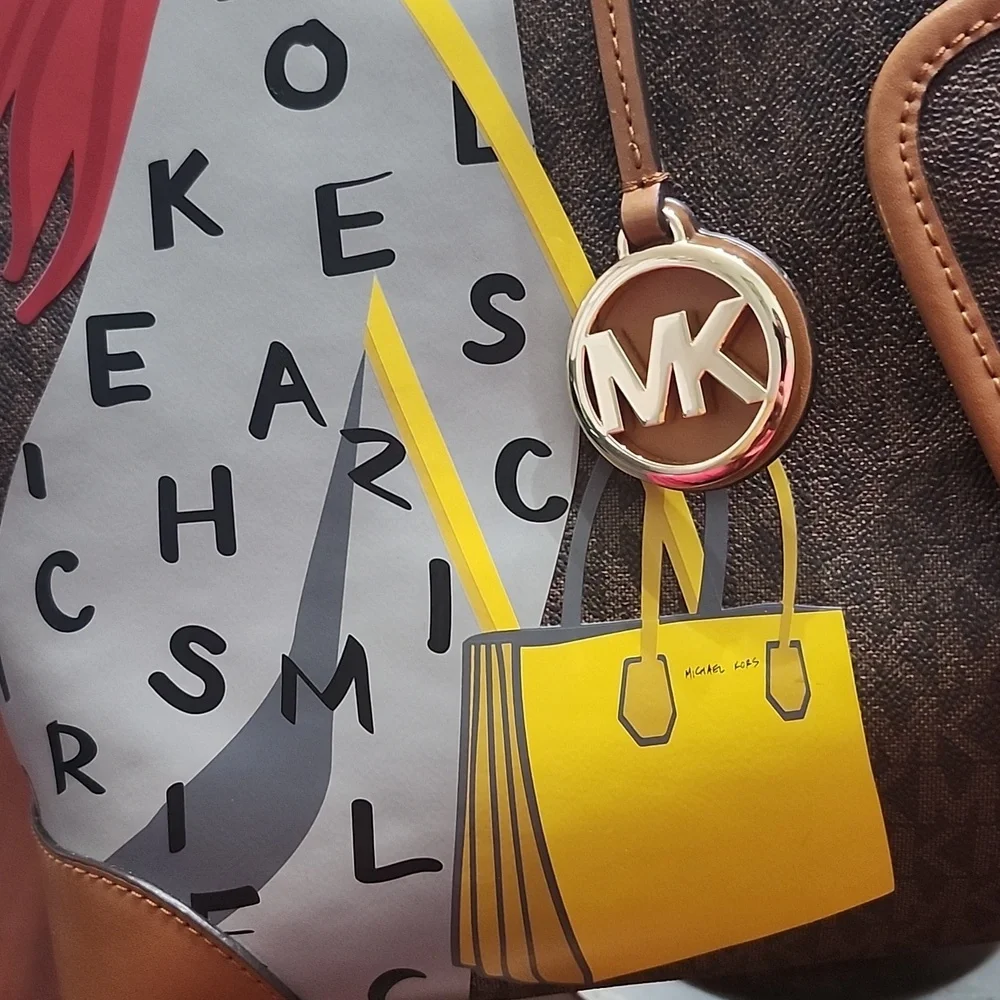 Micheal Kors Eva Leather Tote W/Pouch EUC - Picture 15 of 16